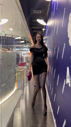 196穿高跟！前女篮运动员许诺晒穿黑丝：至今没找到女生个高缺点
