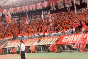 泰山队谢场球迷高喊唐田加油，克雷桑与球迷互动“we are one”